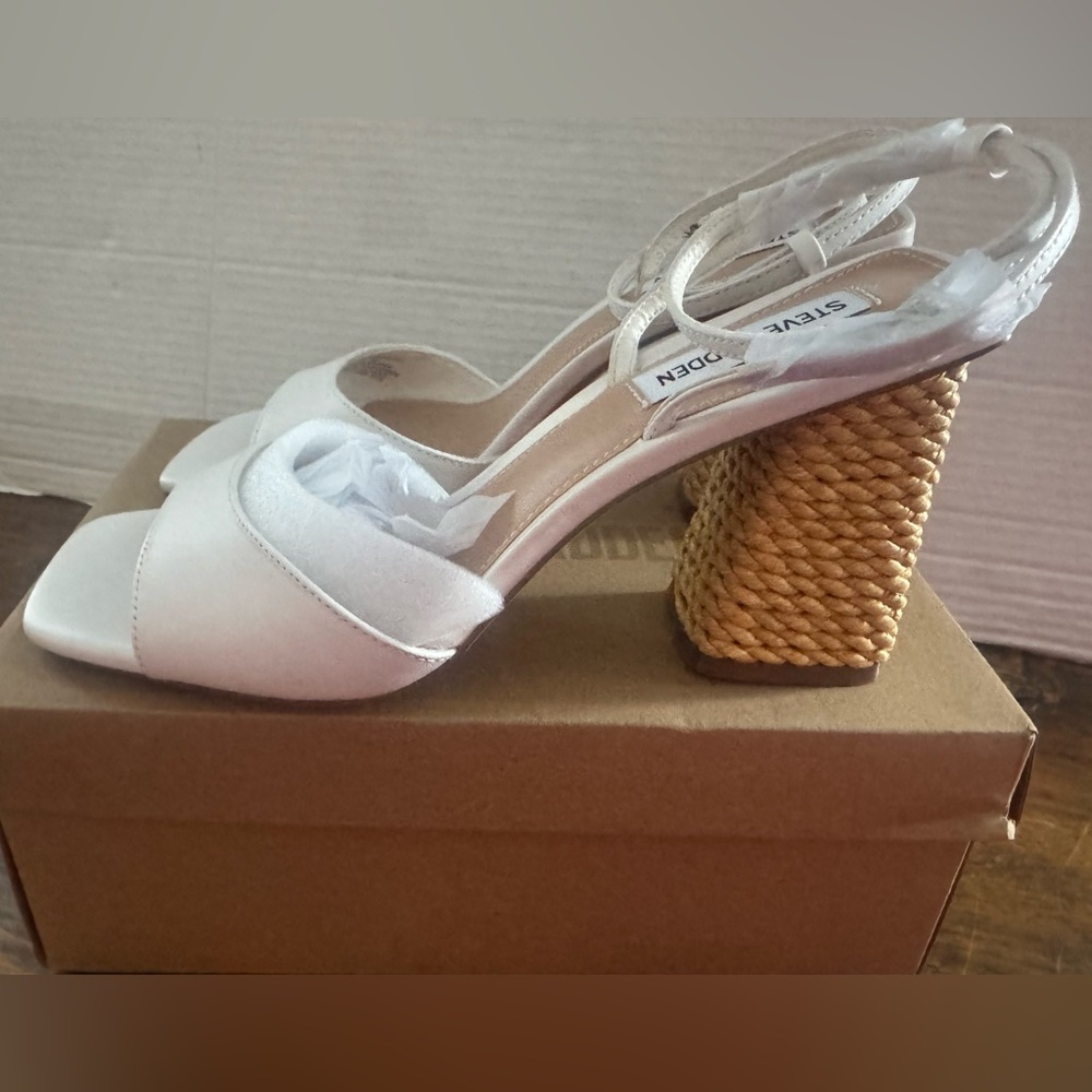 NEW Steve Madden Womens Rozlyn ankle strap Sandals Shoes White Leather Size 9